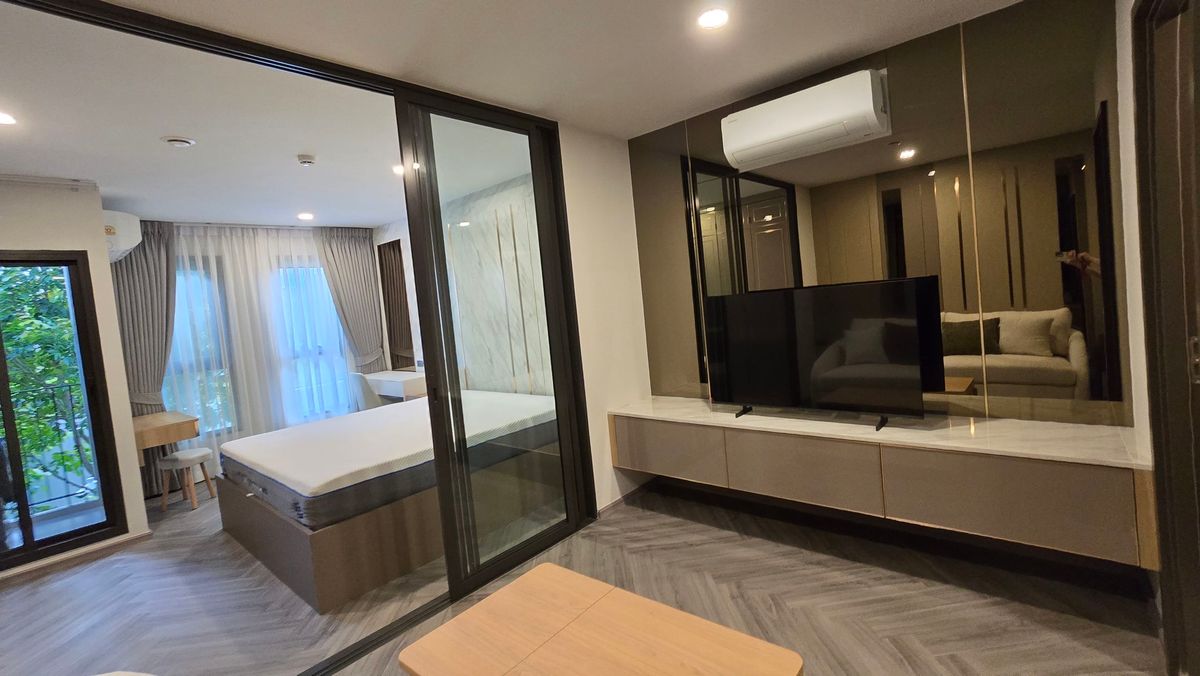 For RentCondoPinklao, Charansanitwong : Only 2 minutes to Siriraj Hospital, near MRT Bang Khun Non 1.7 km.