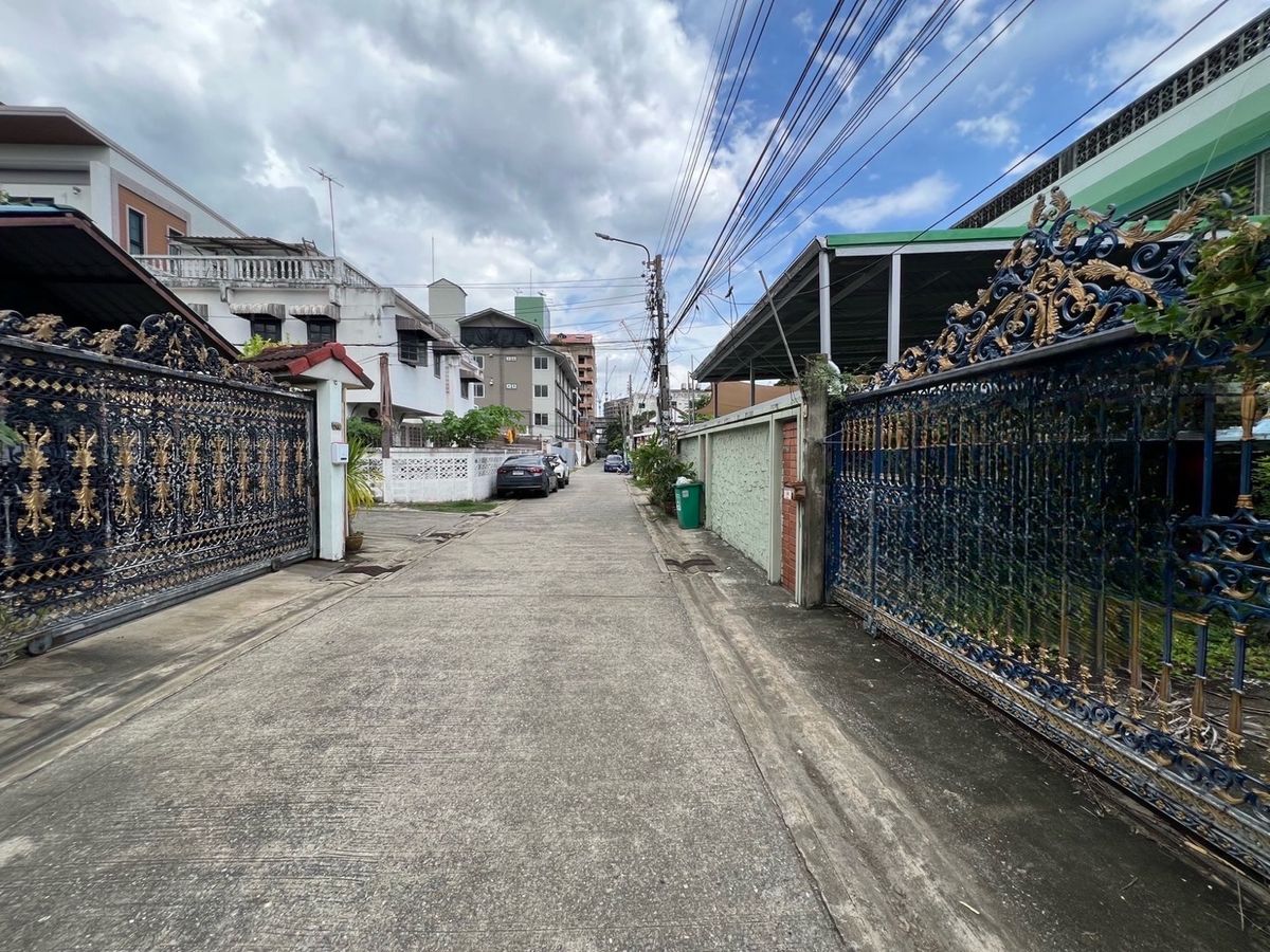 ขายที่ดินอ่อนนุช อุดมสุข : Land in Bangna | โอกาสทอง! ที่ดินบางนา | 稀缺机会！邦纳核心地段土地 🏠🚉🙋🏻‍♂️✈️ 📍 100 ตร.วา (400 sqm) | Frontage 15m × Depth 25m | 面宽15米 × 深25米 🛣️ เพียง 150 ม. จากปากซอย / 750 ม. ถึง 🚉 BTS อุดมสุข / ตรงข้าม Bangkok Mall 🏬🛒🛍️🎉