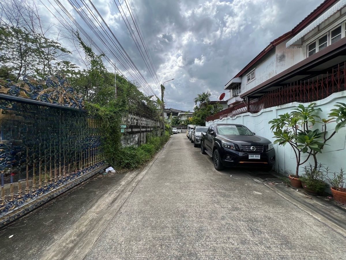 ขายที่ดินอ่อนนุช อุดมสุข : Land in Bangna | โอกาสทอง! ที่ดินบางนา | 稀缺机会！邦纳核心地段土地 🏠🚉🙋🏻‍♂️✈️ 📍 100 ตร.วา (400 sqm) | Frontage 15m × Depth 25m | 面宽15米 × 深25米 🛣️ เพียง 150 ม. จากปากซอย / 750 ม. ถึง 🚉 BTS อุดมสุข / ตรงข้าม Bangkok Mall 🏬🛒🛍️🎉