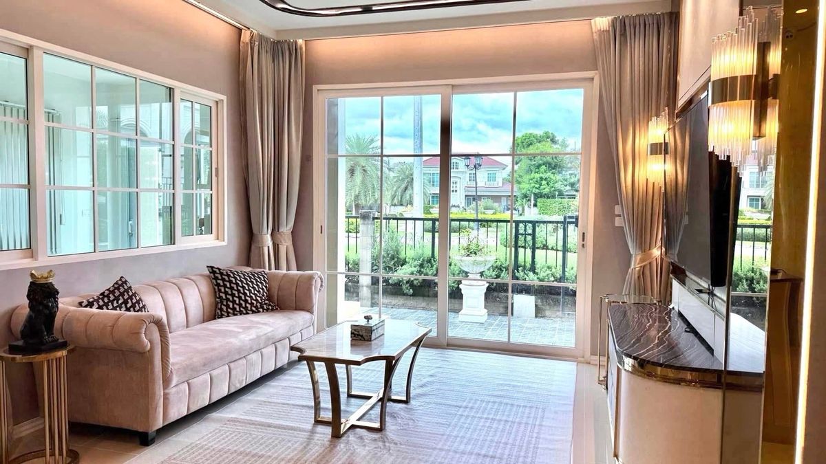 HouseKaset Nawamin,Ladplakao : 📢👇 Luxury Single House, Corner Plot, spacious living area, ideal for both residence and investment. Surrounded by full facilities, with convenient transportation and close access to the expressway.