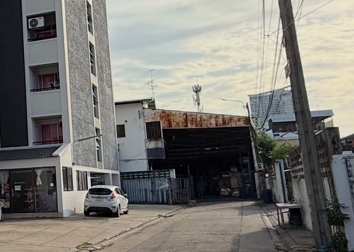 For SaleWarehouseLadprao, Central Ladprao : 2 -story office warehouse, 376 sq.wah, Lat Phrao 44, near the Yellow Line