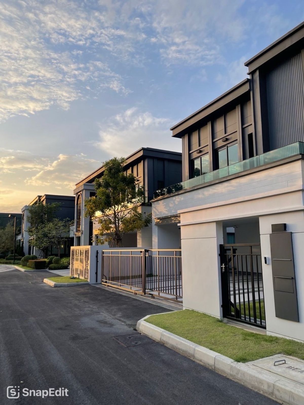 ขายบ้านพระราม 5 ราชพฤกษ์ บางกรวย : 📢👇บ้านเดี่ยวหรู สไตล์อังกฤษ ใกล้ตัวเมือง ในบรรยากาศเงียบสงบ แบบบ้าน LEICESTER HOME เหมาะสำหรับครอบครัวใหญ่ เดินทางสะดวก ใกล้ห้างสรรพสินค้า โรงเรียน โรงพยาบาล มากมาย*ภาพตกแต่งภายในเป็นภาพอ้างอิง*