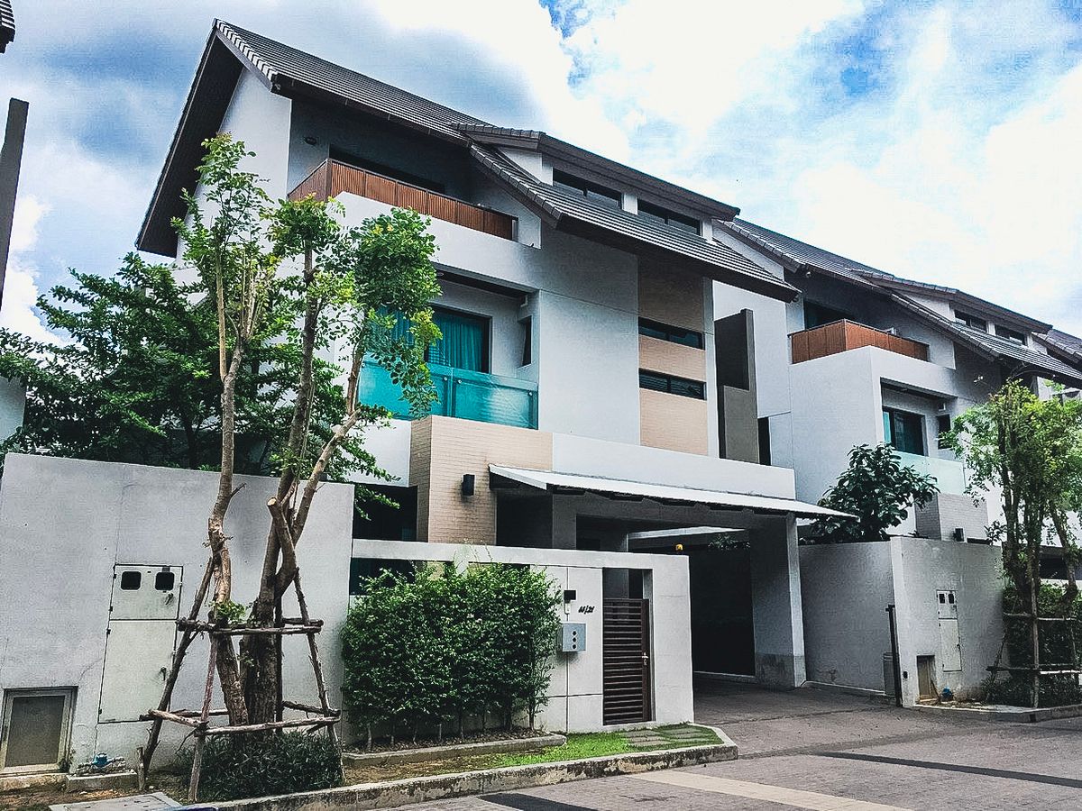 ขายบ้านเลียบทางด่วนรามอินทรา : ลงทุนก็ได้ อยู่เองก็ดี!! บ้านเดี่ยวหรู 3 ชั้น Private Nirvana Residence  พร้อมผู้เช่า (สัญญารับประกันค่าเช่า 95,000 บาท/เดือน ต่อเนื่อง 3 ปี)