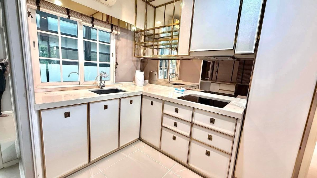 HouseKaset Nawamin,Ladplakao : 📢👇 Luxury Single House, Corner Plot, spacious living area, ideal for both residence and investment. Surrounded by full facilities, with convenient transportation and close access to the expressway.