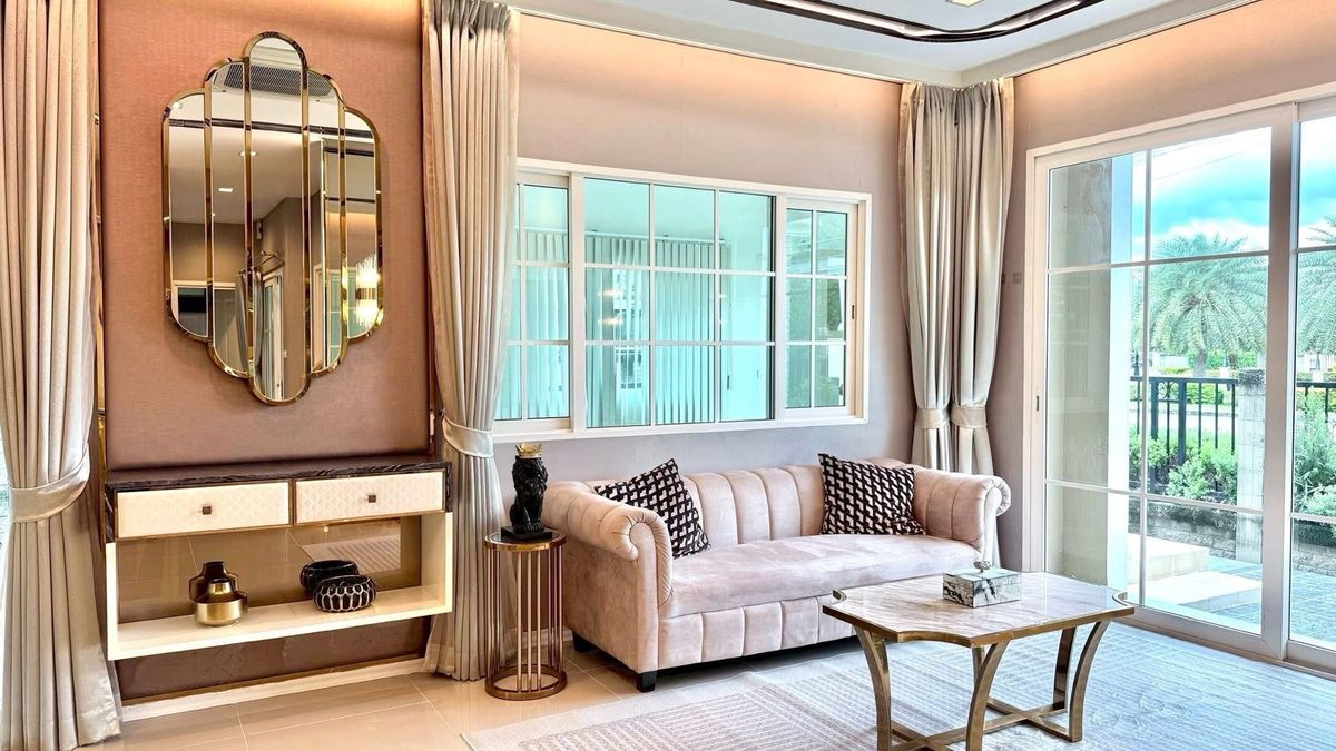 HouseKaset Nawamin,Ladplakao : 📢👇 Luxury Single House, Corner Plot, spacious living area, ideal for both residence and investment. Surrounded by full facilities, with convenient transportation and close access to the expressway.