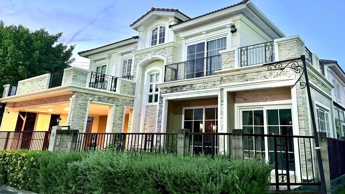 HouseKaset Nawamin,Ladplakao : 📢👇 Luxury Single House, Corner Plot, spacious living area, ideal for both residence and investment. Surrounded by full facilities, with convenient transportation and close access to the expressway.