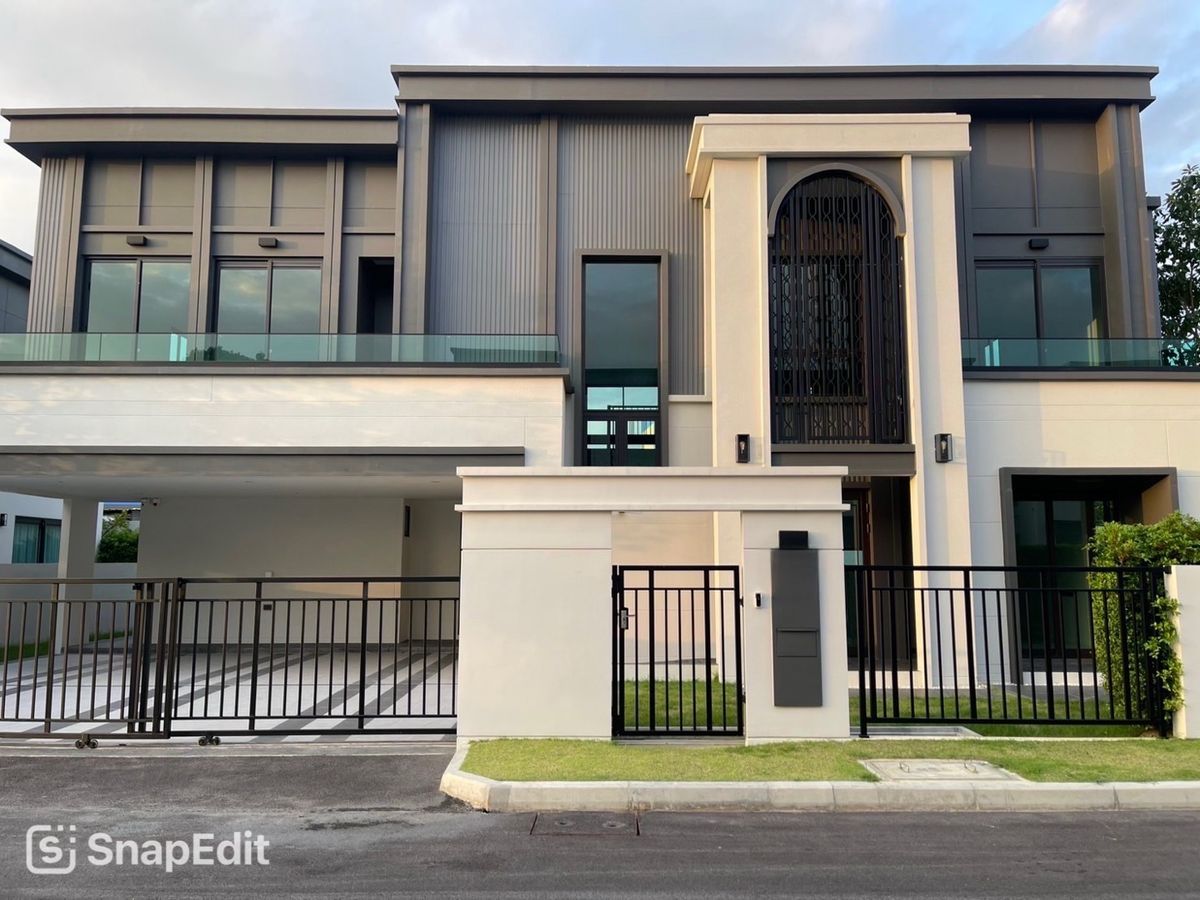 For SaleHouseRama5, Ratchapruek, Bangkruai : Luxury English-Style Single House. Peaceful and close to the city – LEICESTER HOME. Perfect for large families, convenient travel routes, and surrounded by top shopping malls, schools, and hospitals.
*The interior images are for reference only*