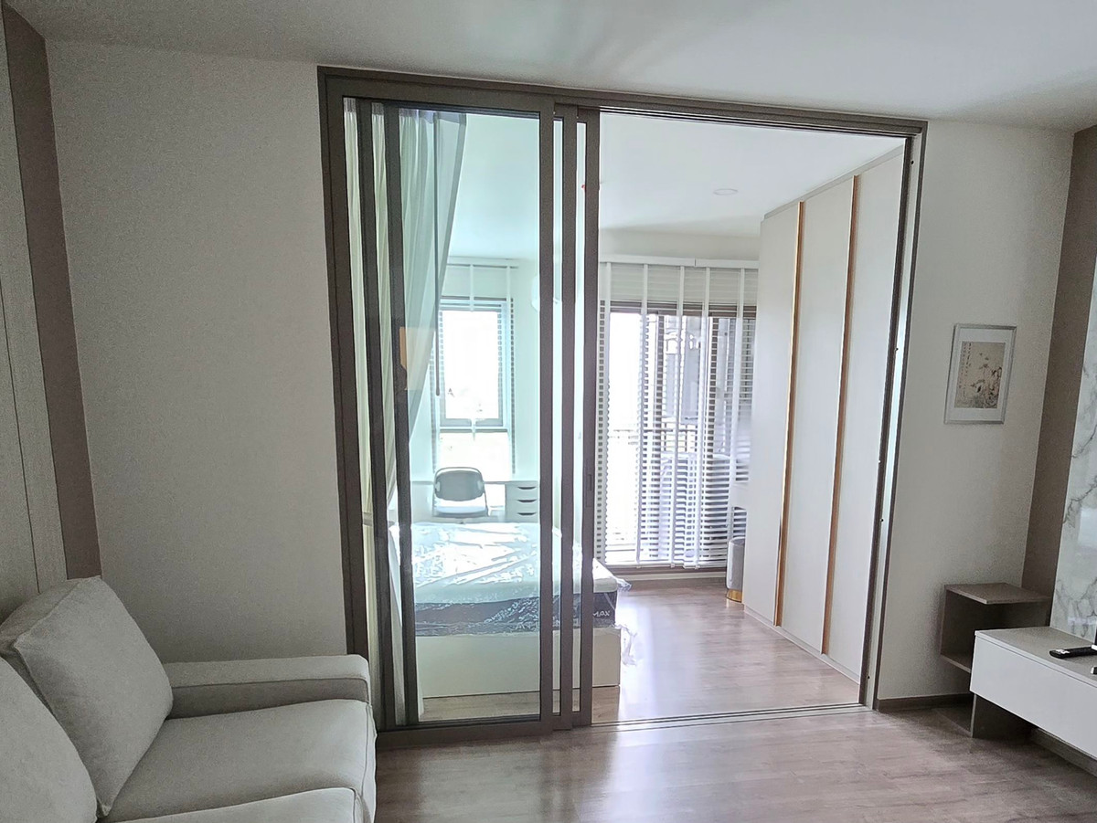 For RentCondoPinklao, Charansanitwong : Only 2 minutes to Siriraj Hospital, near MRT Bang Khun Non 1.7 km.