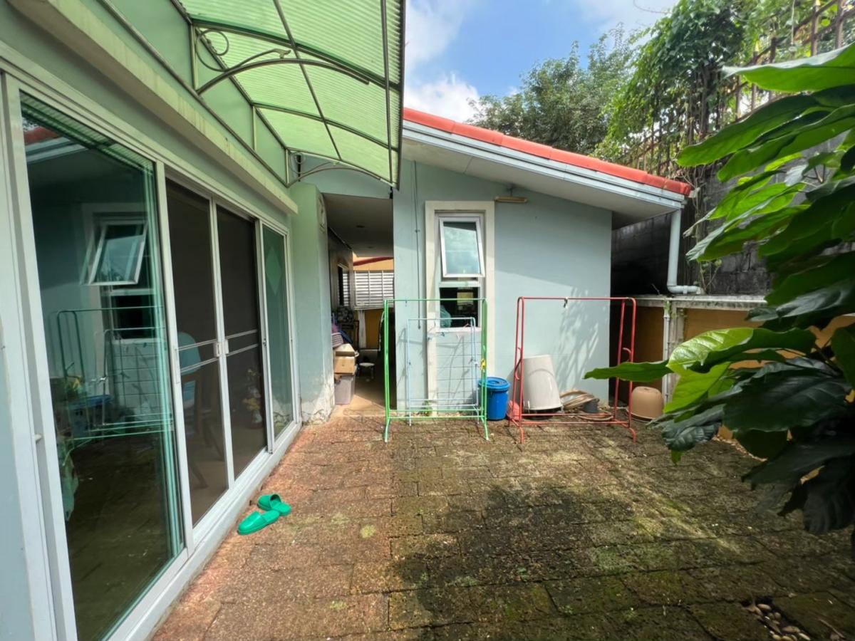 ขายบ้านลาดกระบัง สุวรรณภูมิ : 28/01/2026, บ้านเดี่ยว 54 ตรว. หมู่บ้่านฐานทอง (เฉลิมพระเกียรติ ร.9 ซอย 54) พร้อมเข้าอยู่ แถมแอร์ทั้งหมด ซื้อไปรีโนเวท คุ้มมาก บ้านเดี่ยว ติดถนนใหญ่ โซนนี้ราคานี้หายากแล้ว