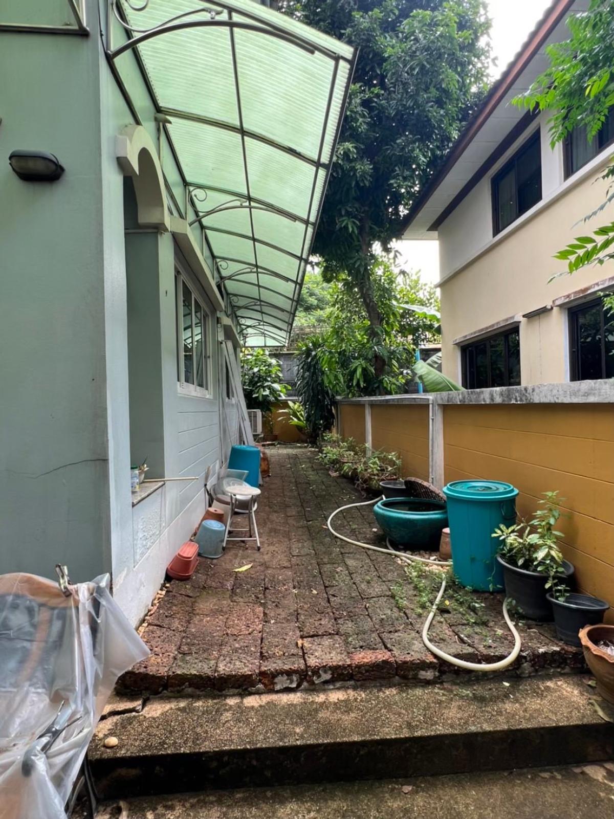 ขายบ้านลาดกระบัง สุวรรณภูมิ : 28/01/2026, บ้านเดี่ยว 54 ตรว. หมู่บ้่านฐานทอง (เฉลิมพระเกียรติ ร.9 ซอย 54) พร้อมเข้าอยู่ แถมแอร์ทั้งหมด ซื้อไปรีโนเวท คุ้มมาก บ้านเดี่ยว ติดถนนใหญ่ โซนนี้ราคานี้หายากแล้ว