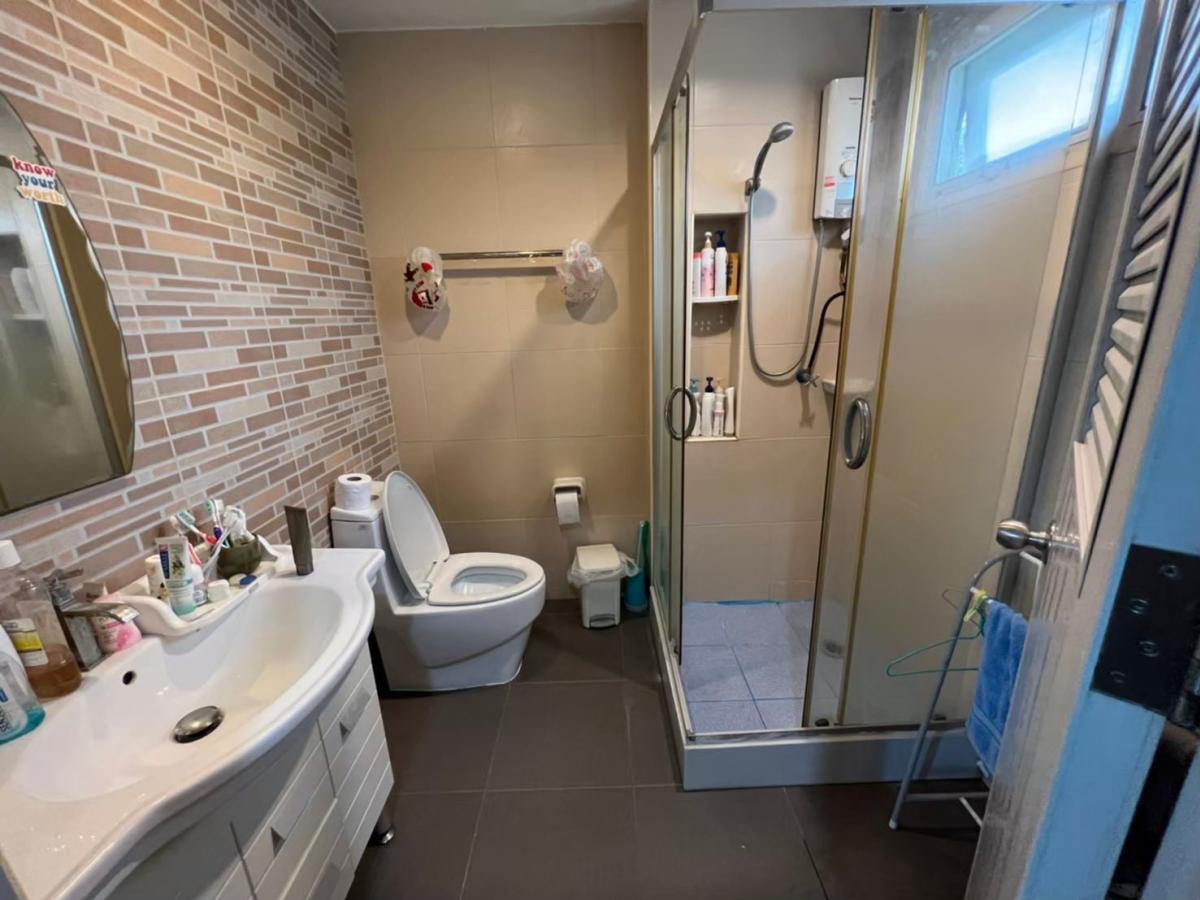 ขายบ้านลาดกระบัง สุวรรณภูมิ : 28/01/2026, บ้านเดี่ยว 54 ตรว. หมู่บ้่านฐานทอง (เฉลิมพระเกียรติ ร.9 ซอย 54) พร้อมเข้าอยู่ แถมแอร์ทั้งหมด ซื้อไปรีโนเวท คุ้มมาก บ้านเดี่ยว ติดถนนใหญ่ โซนนี้ราคานี้หายากแล้ว