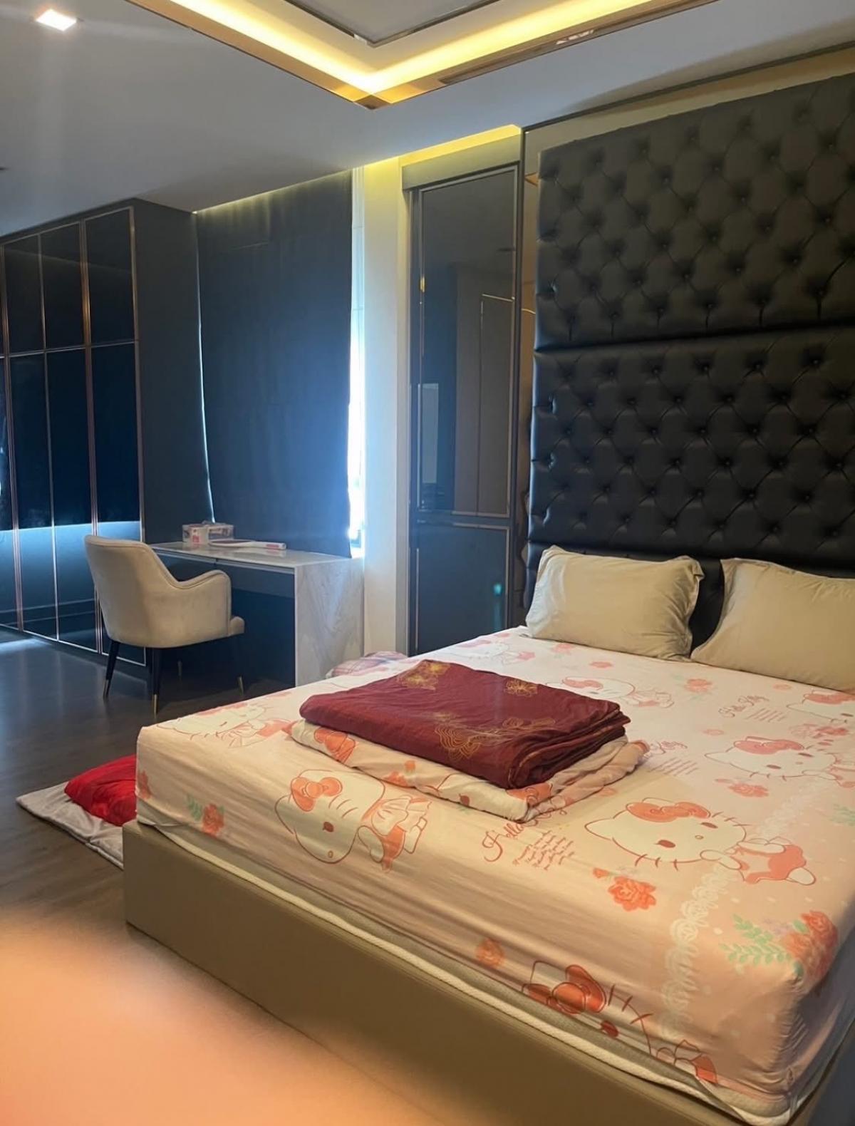 For RentHousePattanakan, Srinakarin : Luxurious 3 bedroom house with wide space in the heart of Ramkhamhaeng. Luxury 3-Bedroom Home with Spacious Living in Rama 9