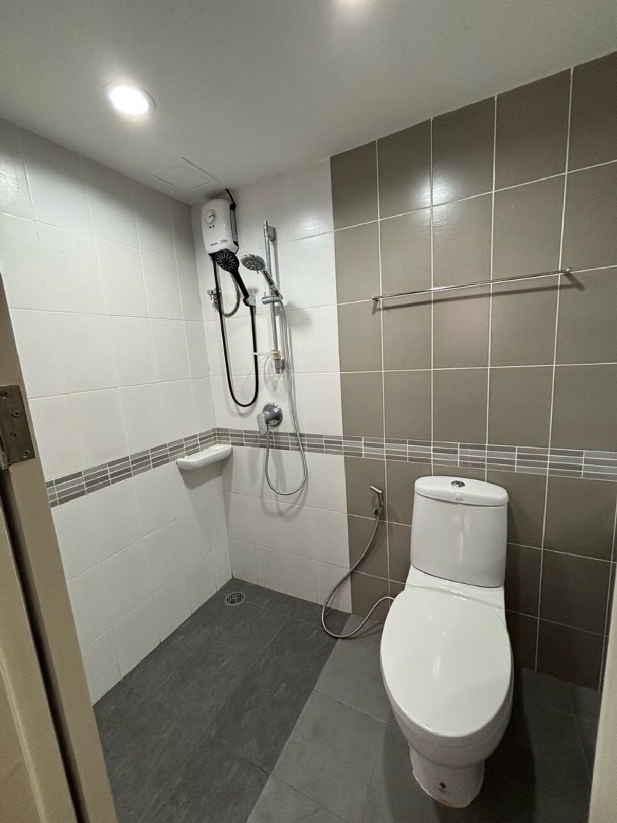 For RentCondoPattanakan, Srinakarin : Lumpini Place Srinakarin - Hua Mak Station, 6th floor, price 9,000 baht. Get reservations. 📌 Ready to be near APL Hua Mak.