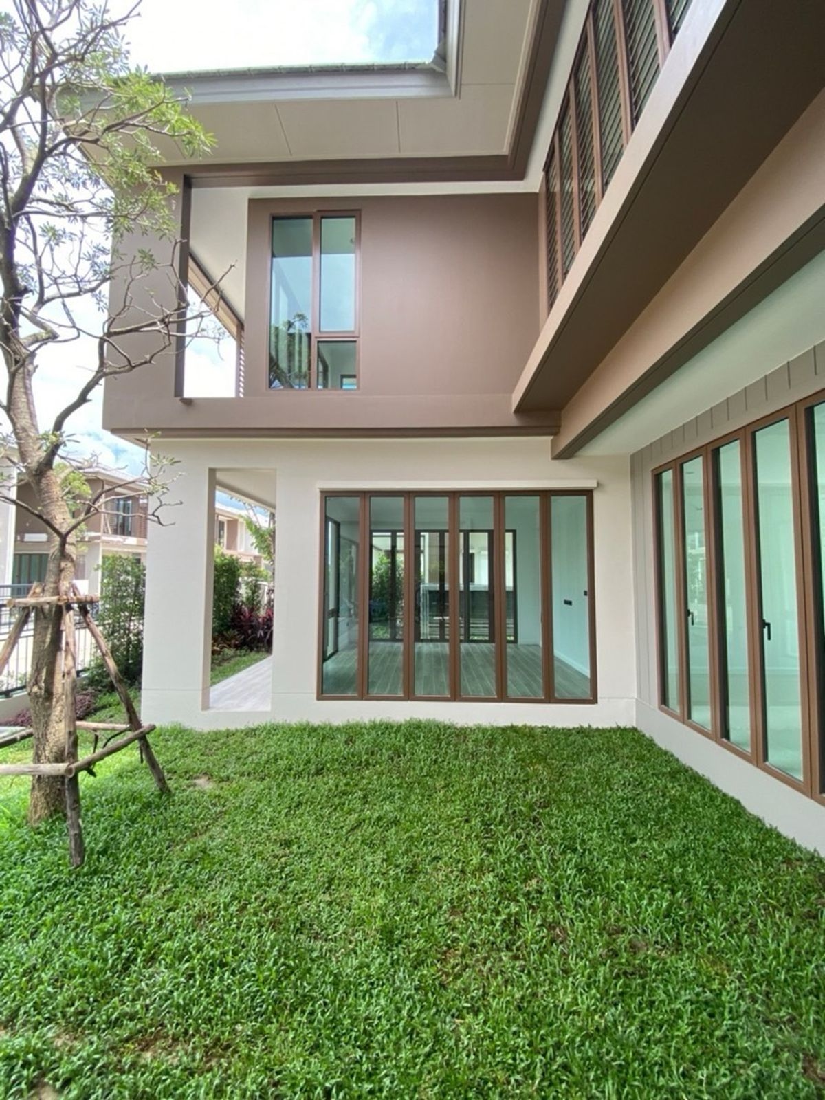 For RentHousePattanakan, Srinakarin : 📢👇Available 25 September 2025  Single house with solar rooftop at Burasiri Krungthepkreetha , face South, near Brighton College , Wellington College, Mandarin International School 