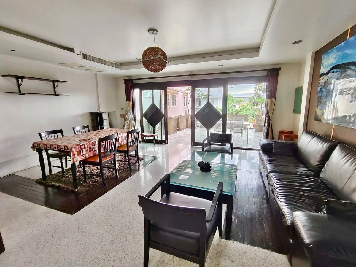 HouseRama3 (Riverside),Satupadit : 📢👇 3-Storey Townhome with Big Balcony, located in Rama 3 – Perfect for Family Living