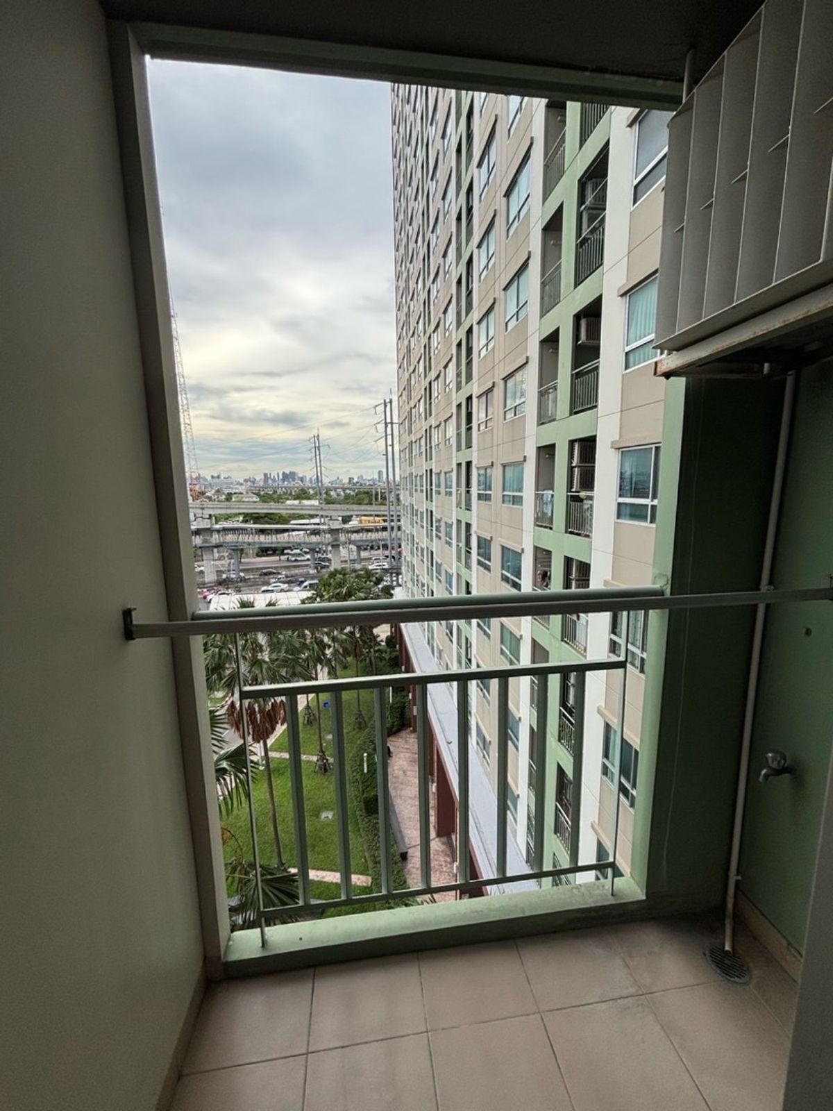 For RentCondoPattanakan, Srinakarin : Lumpini Place Srinakarin - Hua Mak Station, 6th floor, price 9,000 baht. Get reservations. 📌 Ready to be near APL Hua Mak.