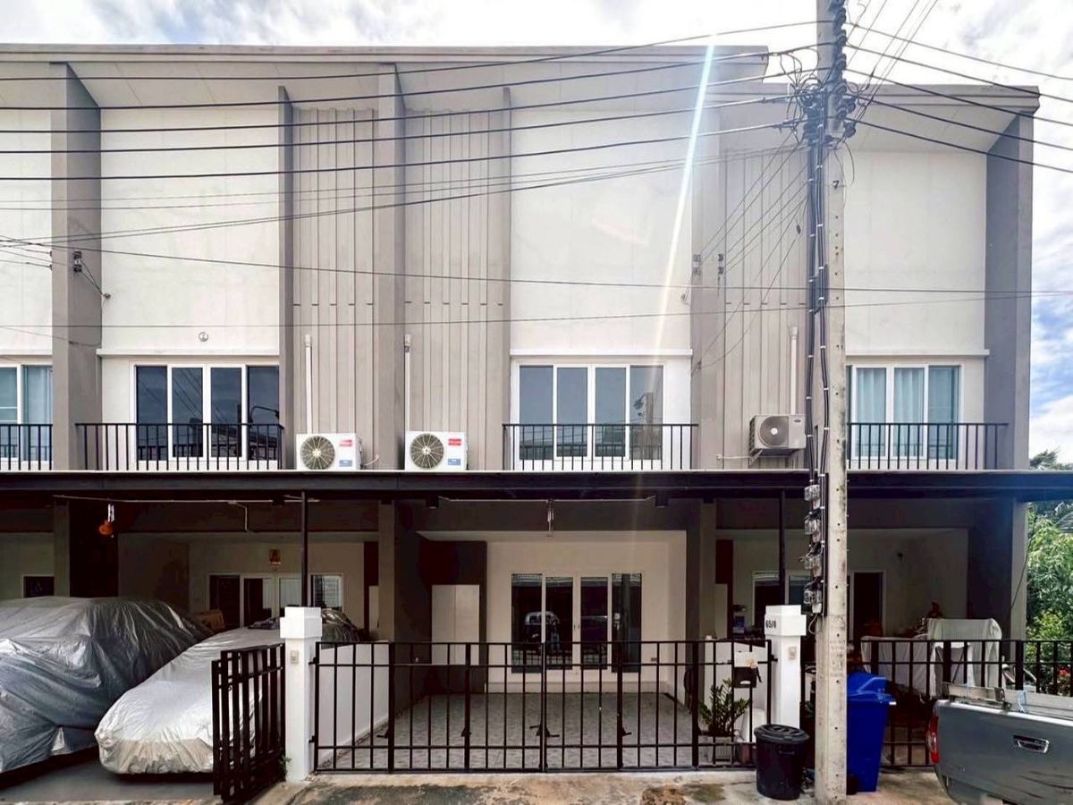 For SaleTownhomeNawamin, Ramindra : Sell ​​2 -story townhouse, Cher Watcharapol, an area of ​​18.7 square wah, 3 bedrooms, Sukhaphiban 5, Soi 70, Or Ngeon, Sai Mai, Bangkok.