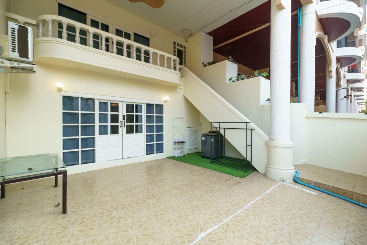 For RentTownhomeSukhumvit, Asoke, Thonglor : 📢👇 5-Story Single House in the Heart of Thonglor – Perfect for Home Office or Family Living, surrounded by
restaurants, cafes, and popular lifestyle spots.