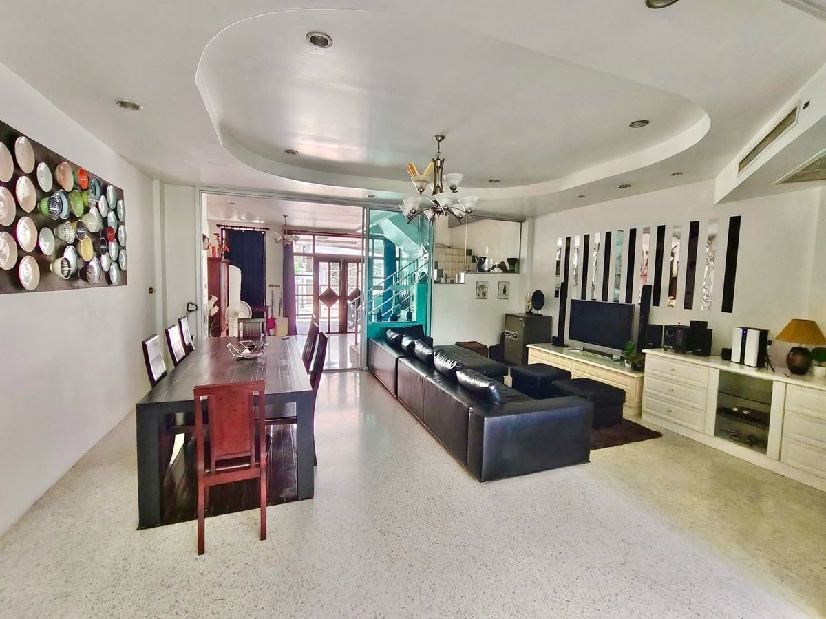 HouseRama3 (Riverside),Satupadit : 📢👇 3-Storey Townhome with Big Balcony, located in Rama 3 – Perfect for Family Living