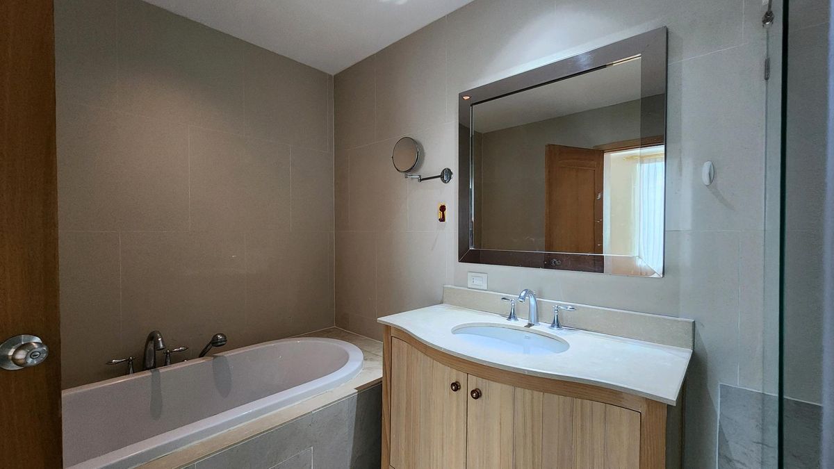 ให้เช่าคอนโดสาทร นราธิวาส : The Empire Place | 1 ห้องนอนให้เช่า ติดวอลเปเปอร์ใหม่ ไซต์ใหญ่ น่าอยู่ ทำเลดี ราคาดีมาก