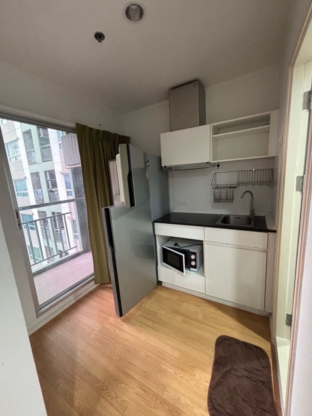 For RentCondoPattanakan, Srinakarin : Lumpini Place Srinakarin - Hua Mak Station, 6th floor, price 9,000 baht. Get reservations. 📌 Ready to be near APL Hua Mak.