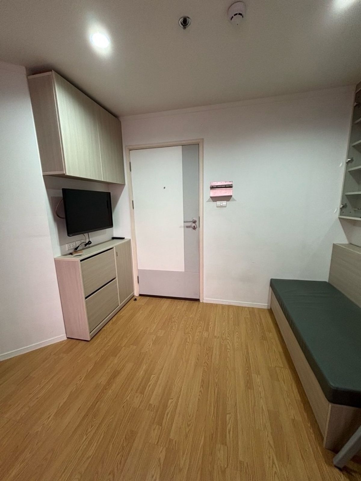 For RentCondoPattanakan, Srinakarin : Lumpini Place Srinakarin - Hua Mak Station, 6th floor, price 9,000 baht. Get reservations. 📌 Ready to be near APL Hua Mak.