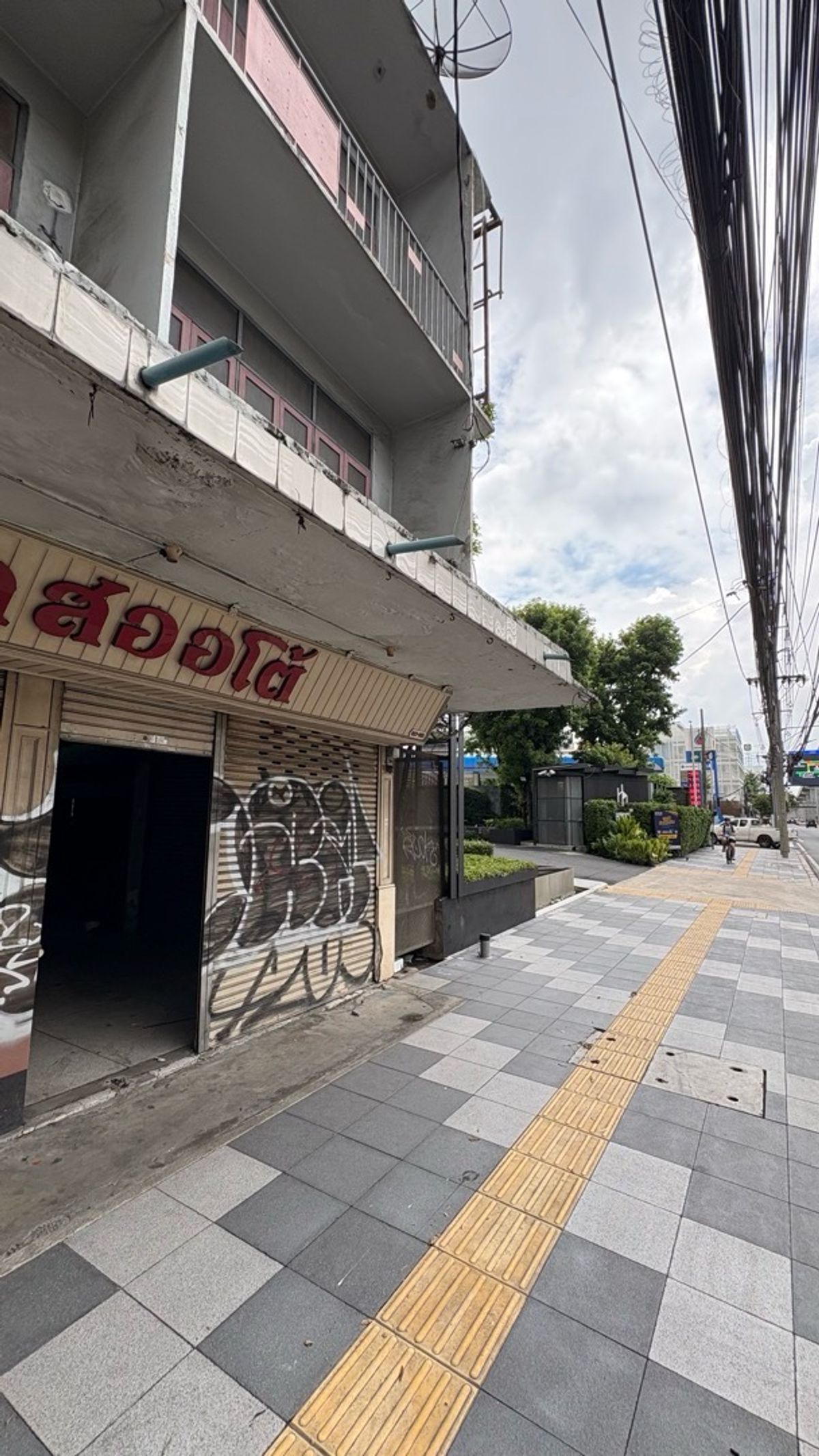 ให้เช่าอาคารพาณิชย์ลาดพร้าว เซ็นทรัลลาดพร้าว : อาคารพาณิชย์ให้เช่า 2 ห้องติดกัน 3 ชั้น ปากซอยลาดพร้าว 23 ติดทางเข้า Haus 23 Condo, ใกล้ MRT 200 ม.