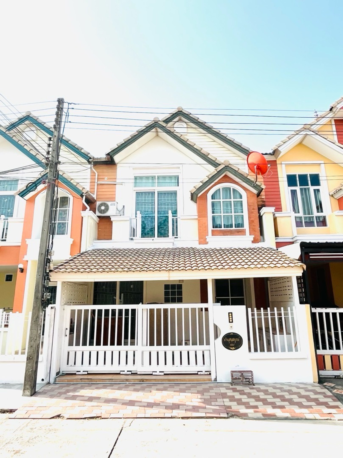 ให้เช่าบ้านปทุมธานี รังสิต ธรรมศาสตร์ : ให้เช่าบ้าน ทาวน์เฮ้าส์ รังสิต คลอง 2 ธัญบุรี บ้านสวย พร้อมอยู่ ทำเลดี ทาสีใหม่ ติดถนนใหญ่ ใกล้ฟิวเจอร์พาร์ค ใกล้รถไฟฟ้าสายสีแดงและสีเขียว แอร์ 3 ตัว + เครื่องใช้ไฟฟ้า + เฟอร์นิเจอร์