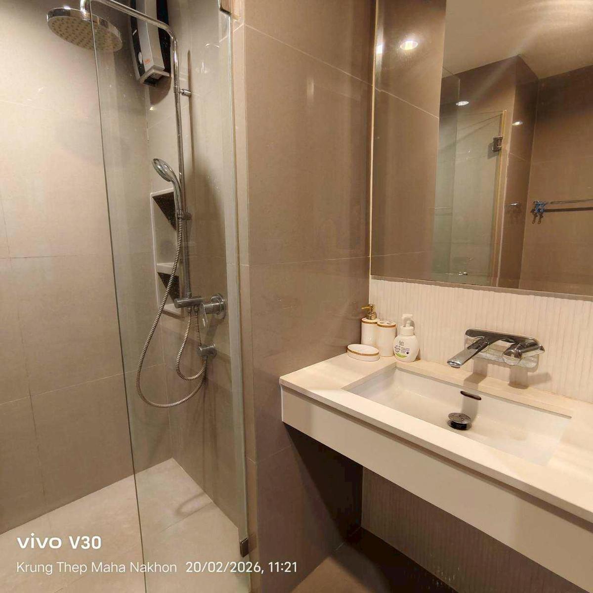 For RentCondoSukhumvit, Asoke, Thonglor : ✨ GT15908 | Condo Rhythm Sukhumvit 42, convenient travel, near BTS, there is a shuttle, beautiful room, fully furnished, ready to move in.