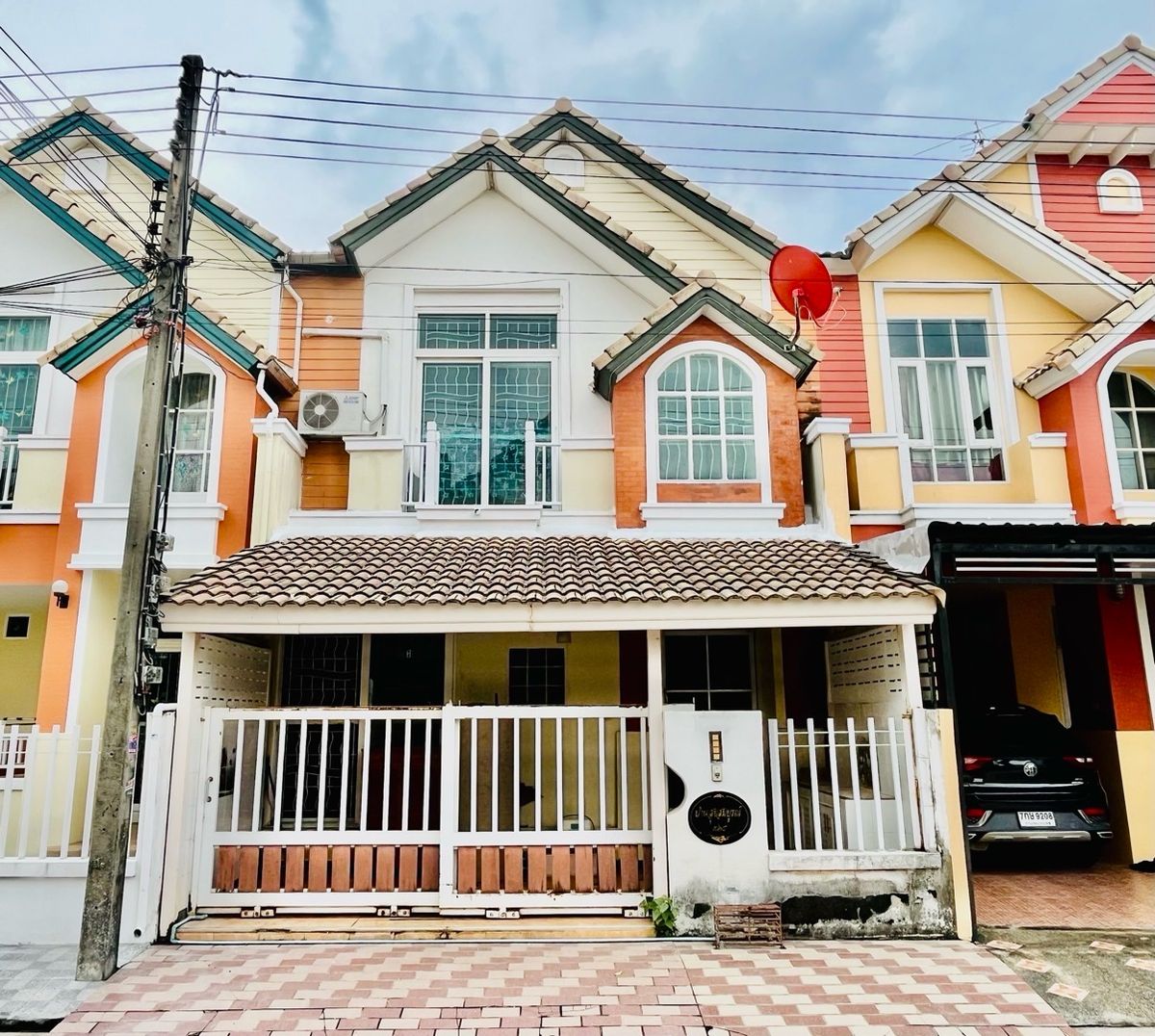 For RentHousePathum Thani,Rangsit, Thammasat : Rent a townhouse, Rangsit, Khlong 2, Thanyaburi, beautiful house, good location on the main road near Future Park Near the red and green line, 3 air conditioners + electrical appliances + furniture