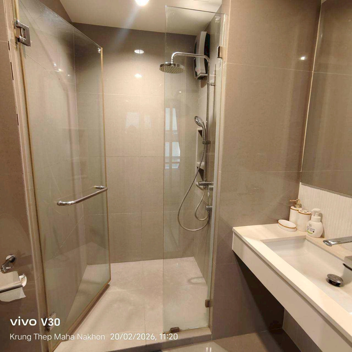 For RentCondoSukhumvit, Asoke, Thonglor : ✨ GT15908 | Condo Rhythm Sukhumvit 42, convenient travel, near BTS, there is a shuttle, beautiful room, fully furnished, ready to move in.