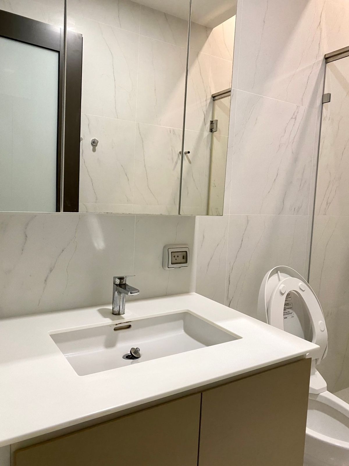 ให้เช่าคอนโดพระราม 9 เพชรบุรีตัดใหม่ RCA : ให้เช่า 📍 Chewathai Residence Asoke 📍 ใกล้ MRT พระราม 9 เฟอร์นิเจอร์ และ เครื่องใช้ไฟฟ้าครบ 