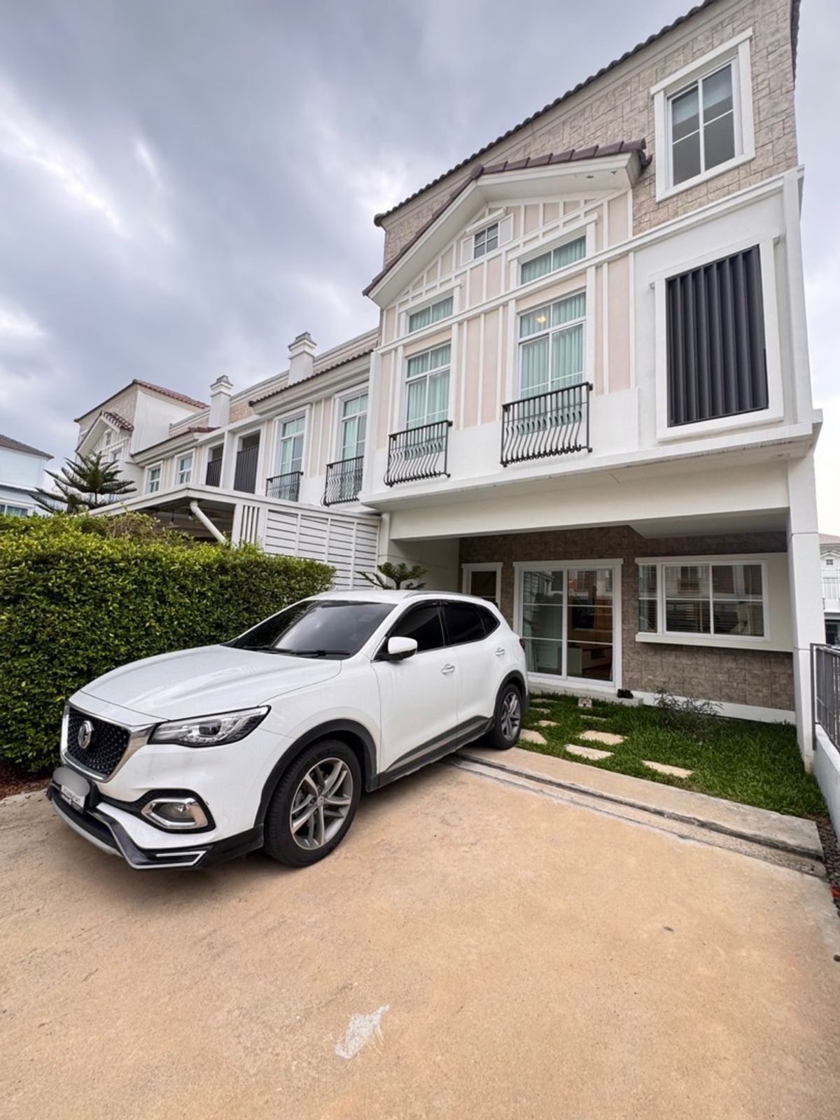 ขายทาวน์โฮมบางนา แบริ่ง ลาซาล : 🔥ForSale 🔥 Indy บางนา- รามคำแหง2 • ใกล้เมกะ บางนา ‼️ ตรงข้ามนานาชาติ Dulwich⚡️ราคาพิเศษ** Duplex  ✅ บ้านติดสวนและคลับเฮาส์ | สภาพดีมาก**