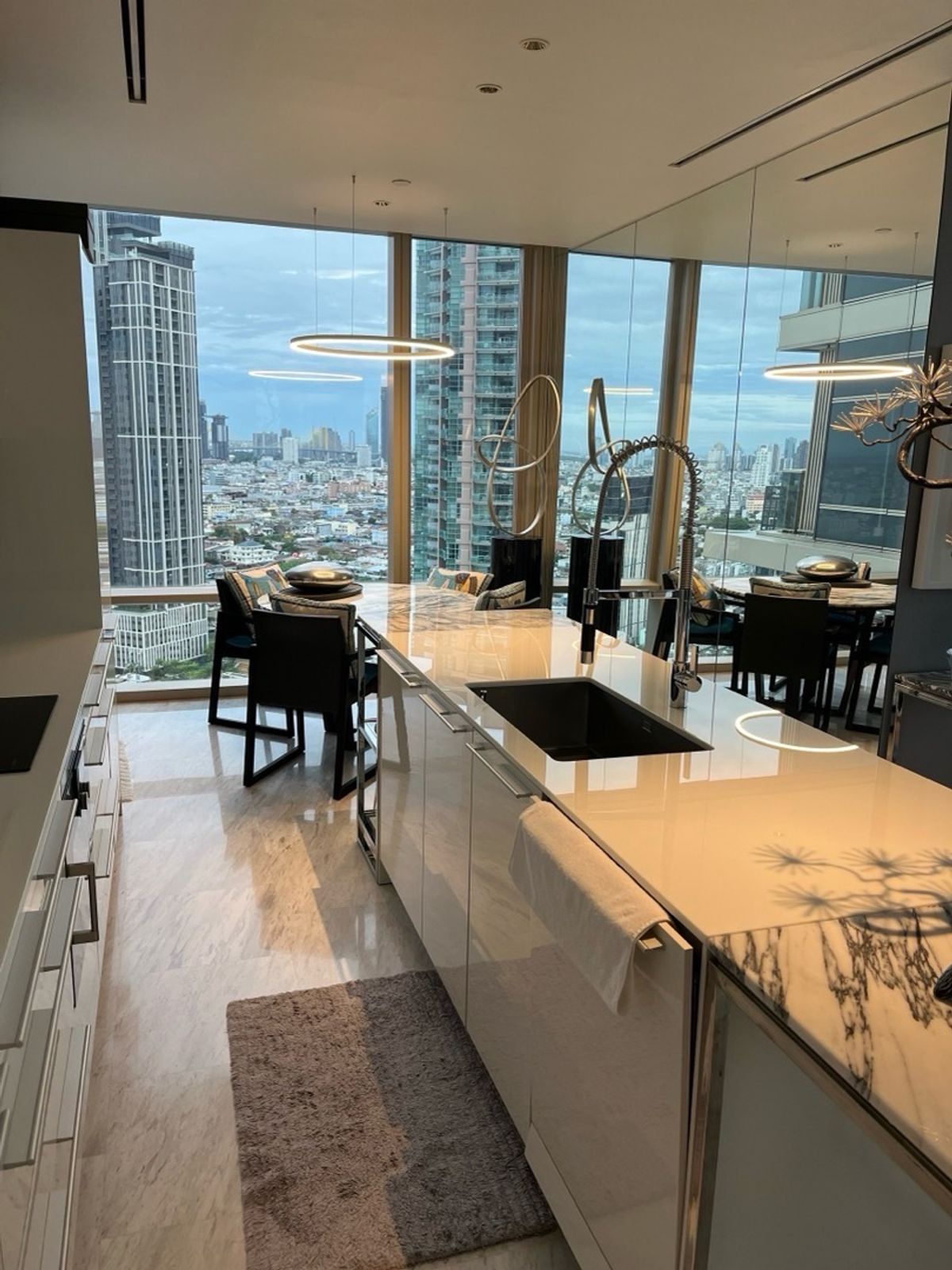 ให้เช่าคอนโดสาทร นราธิวาส : Four Seasons Private Residences