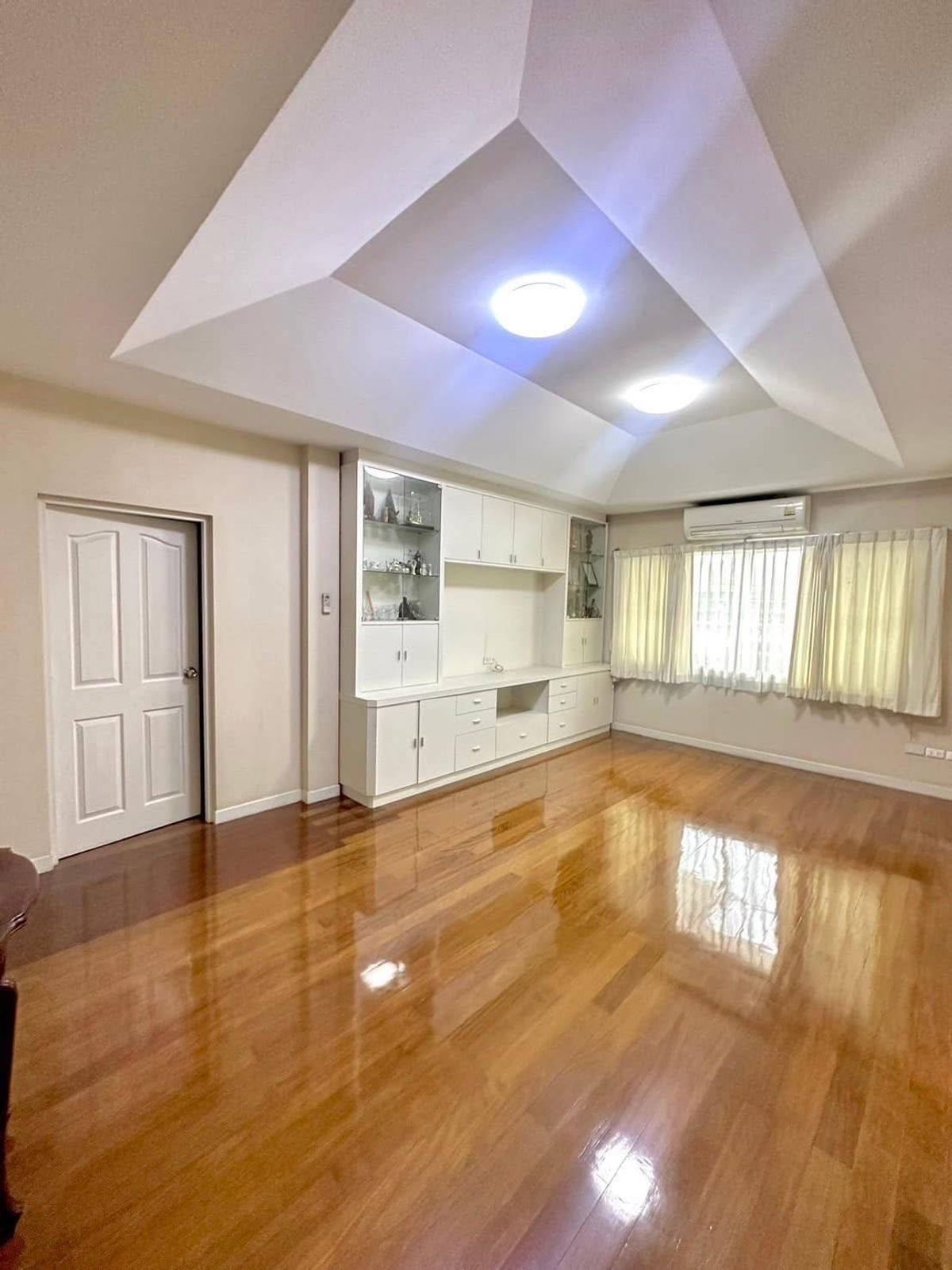 ให้เช่าบ้านพัฒนาการ ศรีนครินทร์ : บ้านเดี่ยวให้เช่า 📍 Nantawan Suanluang Rama 9 📍 4 ห้องนอน 3 ห้องน้ำ เฟอร์นิเจอร์ และ เครื่องใช้ไฟฟ้าครบ 