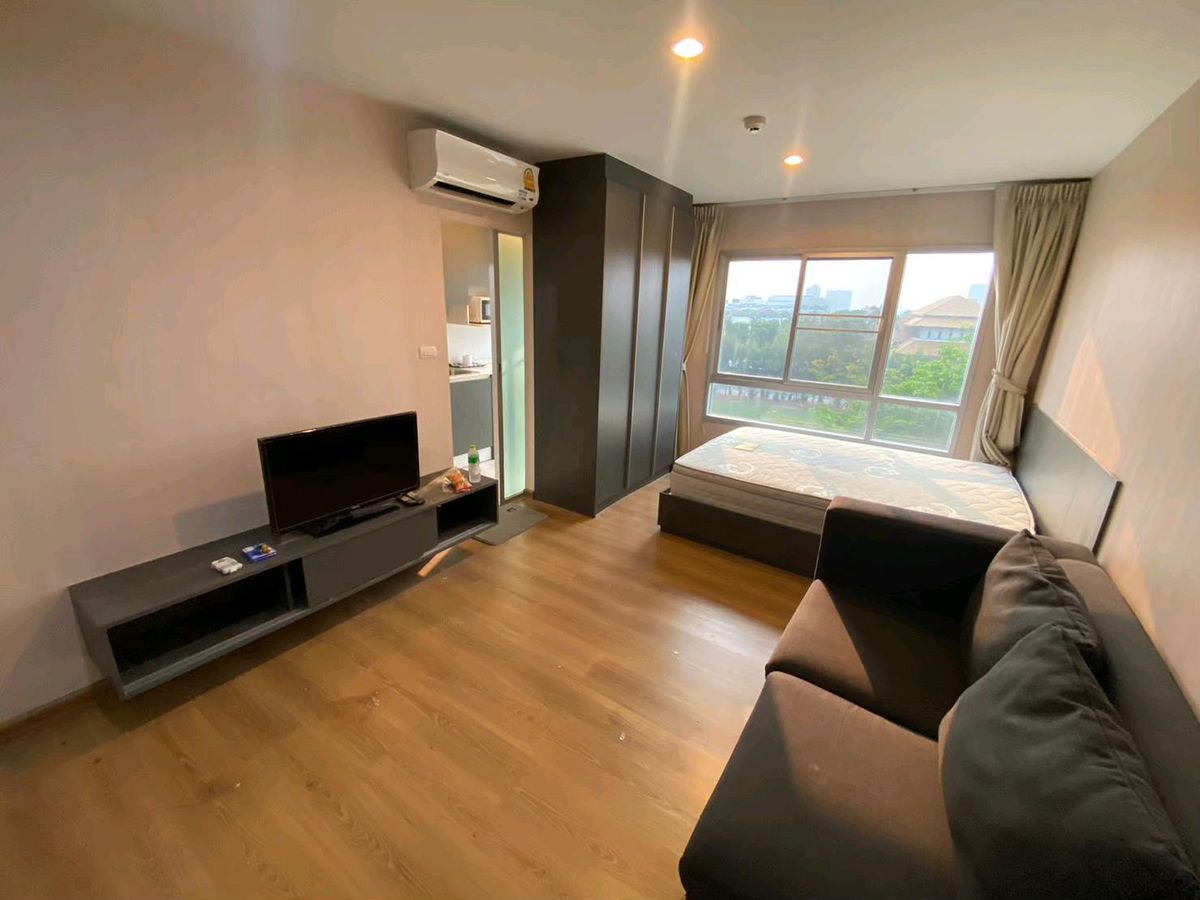 For RentCondoChaengwatana, Muangthong : Condo for rent, Hall Mark, Chaengwattana 17, 4th floor, Building A, Size 24 sq.m., price 6500 baht, opposite Central. Next to the Central Station, Central Station and the main road, convenient to travel