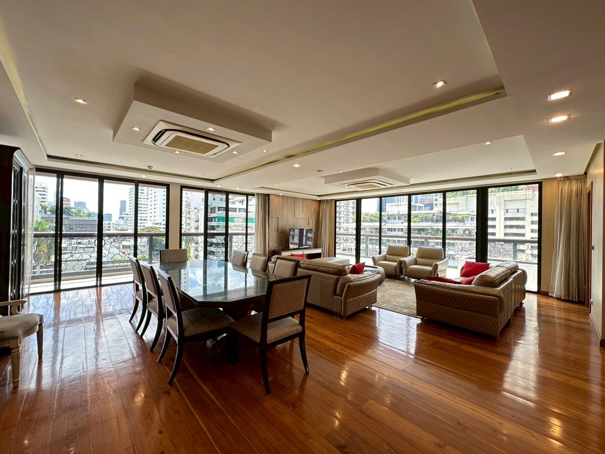 For RentSukhumvit, Asoke, Thonglor : 📢👇 Experience luxury living in this spacious top-floor penthouse — the largest unit in the building. Enjoy panoramic park views near Benjakitti park just steps from BTS Asoke, MRT Sukhumvit, and Terminal 21.