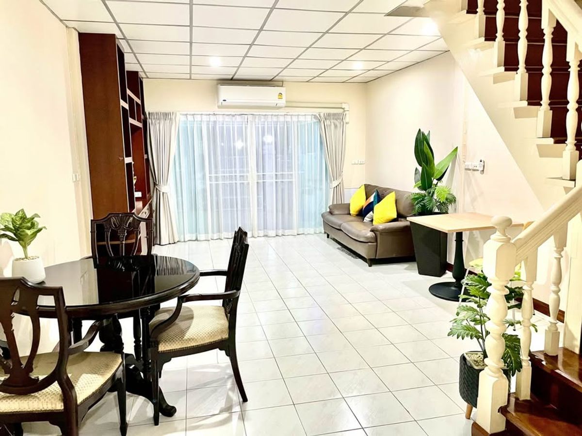 For RentTownhomeBangna, Bearing, Lasalle : For rent, Bangna Trat, near the expressway near the Yellow Line, 18 sq. W. 2 bedrooms, 2 bathrooms, 1 new air -conditioned room, 3 new air conditioners Carry the bag ready to move in.