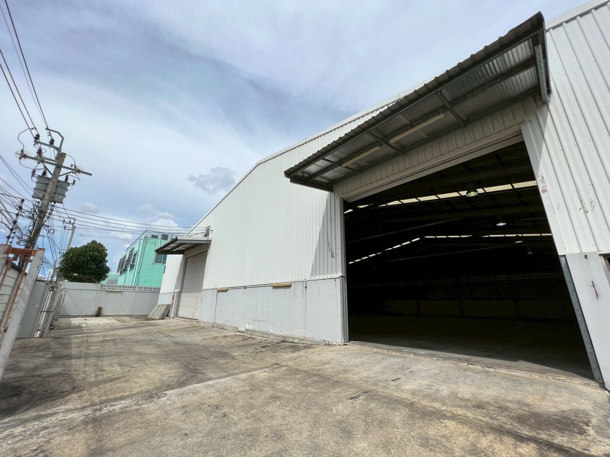 For RentWarehouseNawamin, Ramindra : Rent a warehouse Jatujot Near the expressway, up-down, and Sukhaphiban 5, 1 rai area of ​​1 rai, a total area of ​​1,600 sqm.