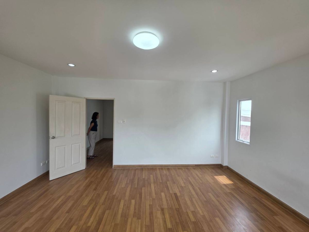 For RentTownhomeVipawadee, Don Mueang, Lak Si : Rent a townhome Chuan Chuen Modus Vibhavadi, near Laksi BTS just 3 minutes