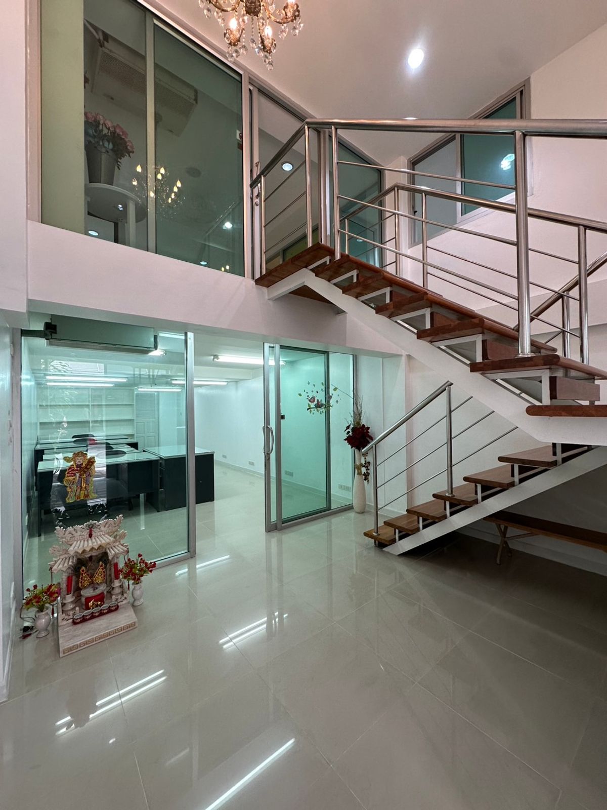ให้เช่าสำนักงานคลองเตย กล้วยน้ำไท : 🏢 ให้เช่าอาคารพาณิชย์ 2 ชั้น รีโนเวทใหม่ ทำเลทอง ใจกลางเมือง! ✨ เหมาะสำหรับทำ โฮมออฟฟิศ คาเฟ่ สตูดิโอขายของออนไลน์ หรือหน้าร้านสุดชิค