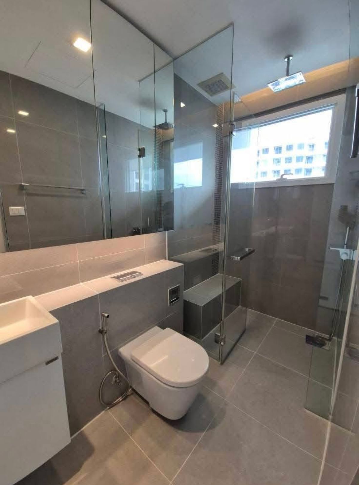 ให้เช่าคอนโดลาดพร้าว เซ็นทรัลลาดพร้าว : ให้เช่า 🔥 The Saint Residences 🔥 ใกล้ MRT พหลโยธิน 2 ห้องนอน เฟอร์นิเจอร์ และ เครื่องใช้ไฟฟ้าครบ 