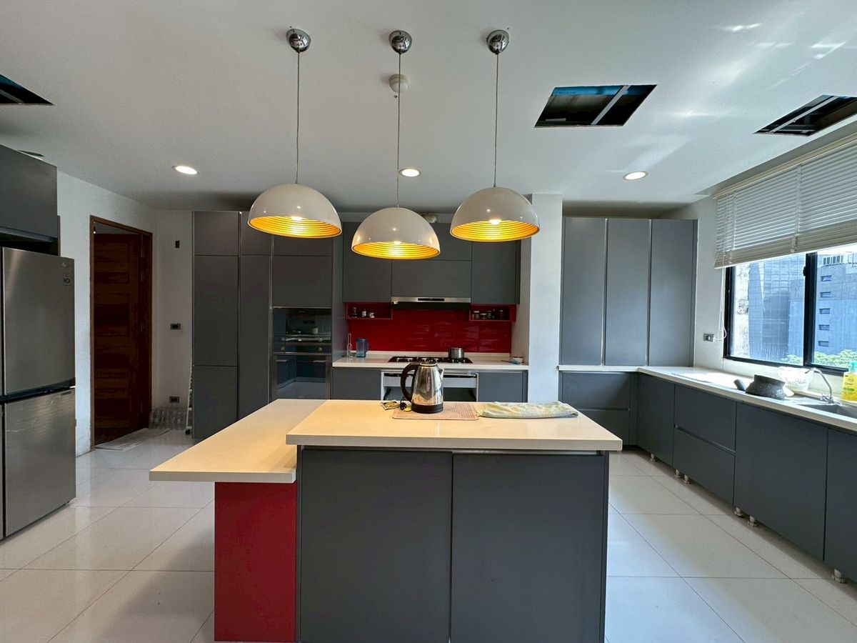 For RentSukhumvit, Asoke, Thonglor : 📢👇 Experience luxury living in this spacious top-floor penthouse — the largest unit in the building. Enjoy panoramic park views near Benjakitti park just steps from BTS Asoke, MRT Sukhumvit, and Terminal 21.