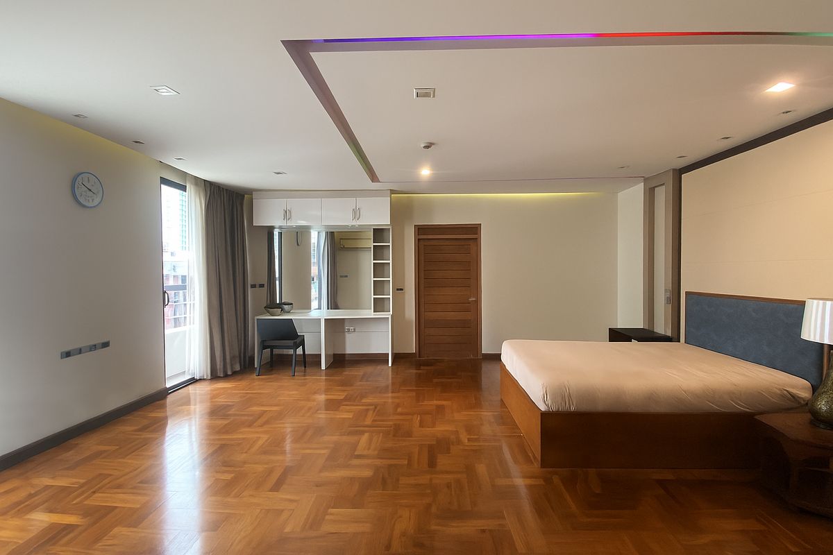 For RentSukhumvit, Asoke, Thonglor : 📢👇 Experience luxury living in this spacious top-floor penthouse — the largest unit in the building. Enjoy panoramic park views near Benjakitti park just steps from BTS Asoke, MRT Sukhumvit, and Terminal 21.