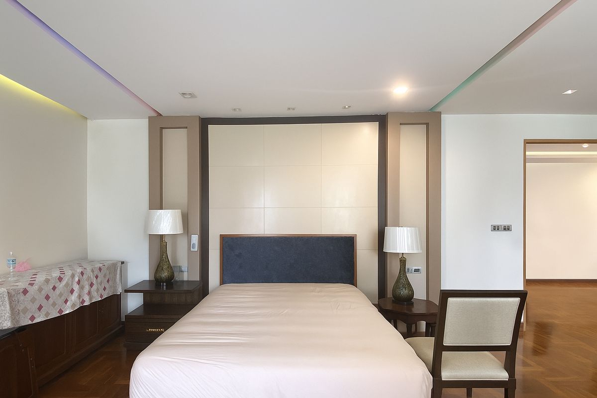 For RentSukhumvit, Asoke, Thonglor : 📢👇 Experience luxury living in this spacious top-floor penthouse — the largest unit in the building. Enjoy panoramic park views near Benjakitti park just steps from BTS Asoke, MRT Sukhumvit, and Terminal 21.