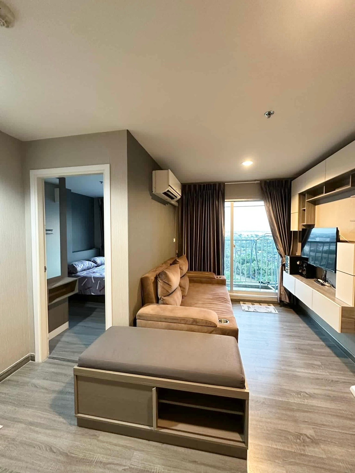 For RentCondoSamut Prakan,Samrong : Condo for rent The Trust Condo @ BTS ERAWAN, a new corner room, airy, furniture, good electrical appliances, public views, central rivers, full of electric trains / call 099-149-5164.