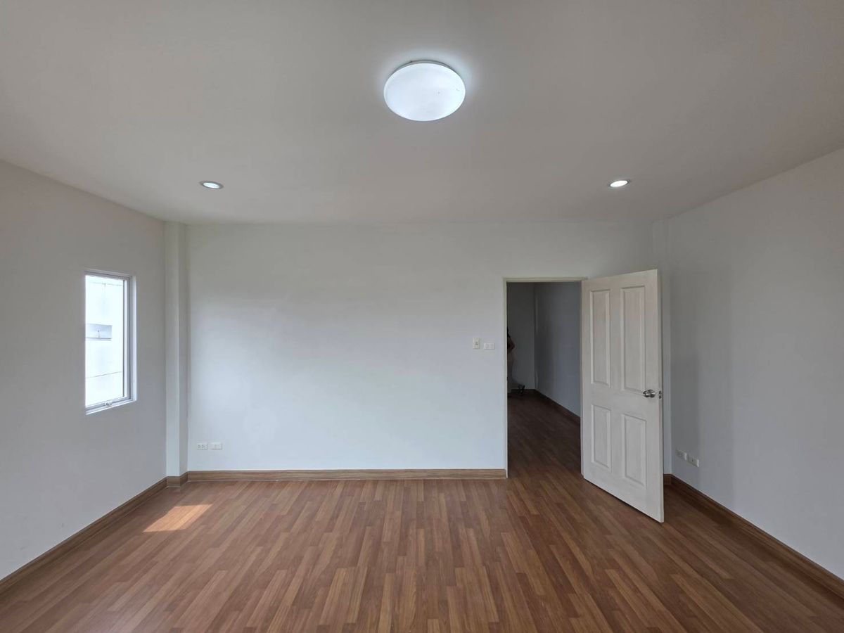 For RentTownhomeVipawadee, Don Mueang, Lak Si : Rent a townhome Chuan Chuen Modus Vibhavadi, near Laksi BTS just 3 minutes