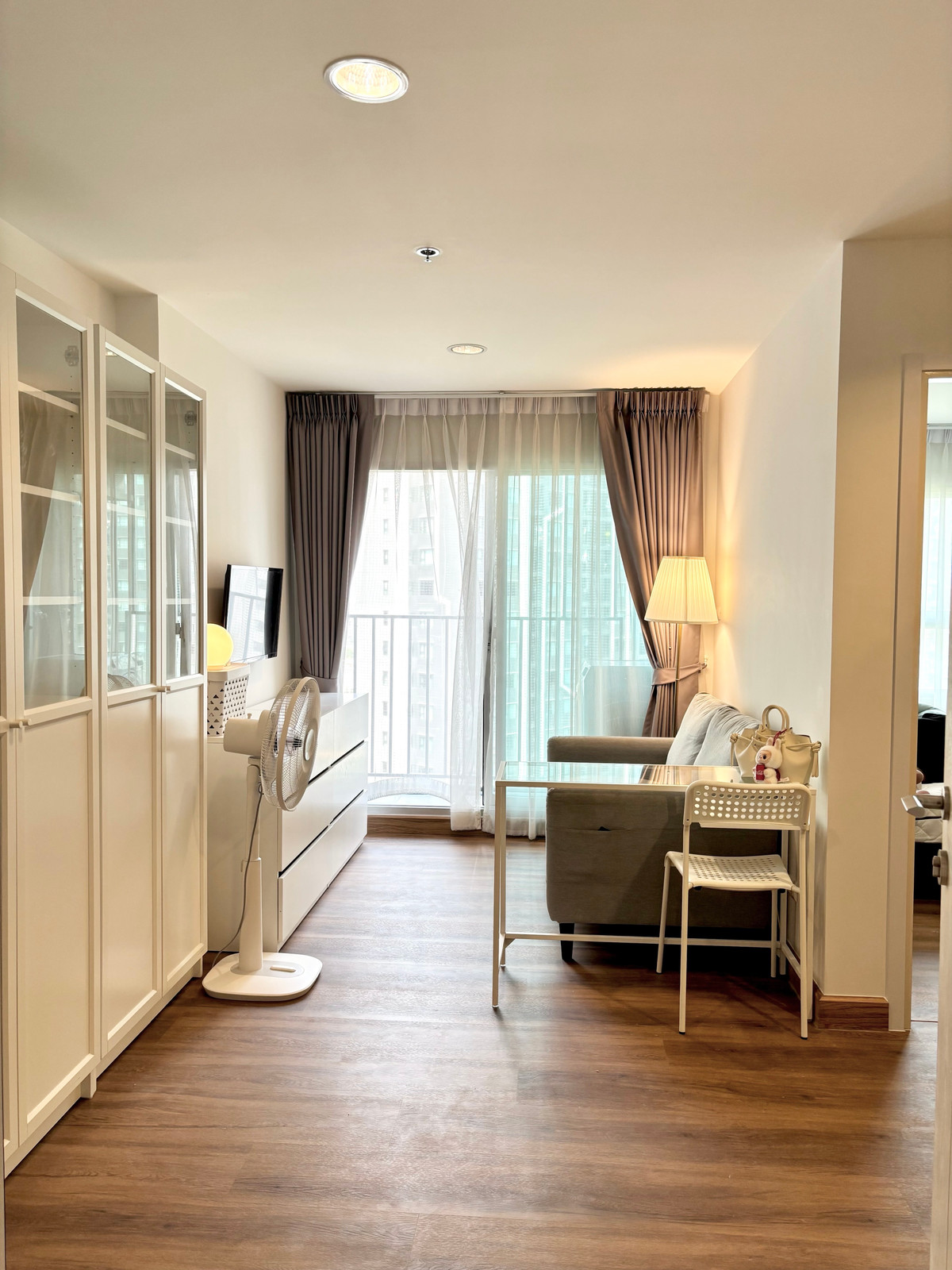 For RentCondoSamut Prakan,Samrong : Condo for rent The Trust Condo @ BTS ERAWAN, a new corner room, airy, furniture, good electrical appliances, public views, central rivers, full of electric trains / call 099-149-5164.