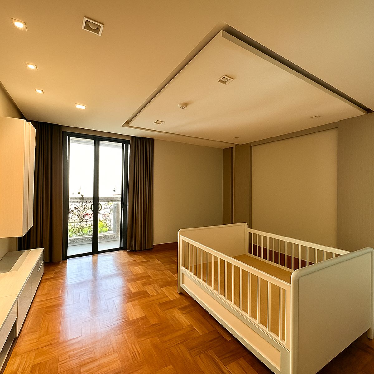 For RentSukhumvit, Asoke, Thonglor : 📢👇 Experience luxury living in this spacious top-floor penthouse — the largest unit in the building. Enjoy panoramic park views near Benjakitti park just steps from BTS Asoke, MRT Sukhumvit, and Terminal 21.