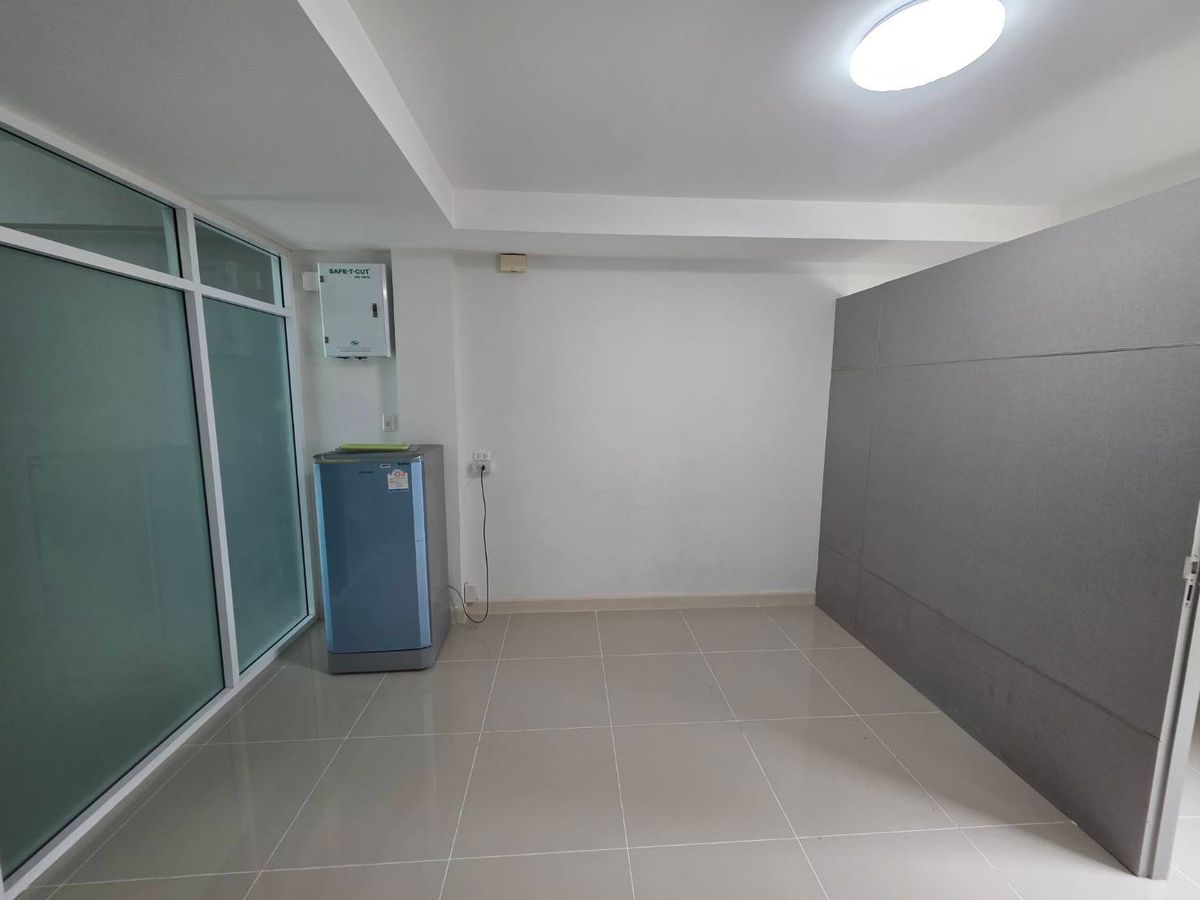 For RentTownhomeVipawadee, Don Mueang, Lak Si : Rent a townhome Chuan Chuen Modus Vibhavadi, near Laksi BTS just 3 minutes